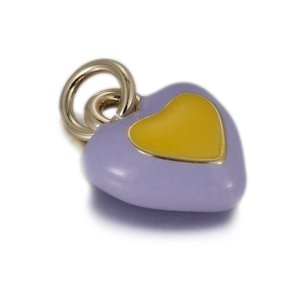 Gros plan du pendentif en forme de cœur lilas émaillé avec centre jaune et anneaux dorés