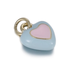 Vue macro d'un pendentif cœur en émail bleu clair et rose avec anneau en métal doré