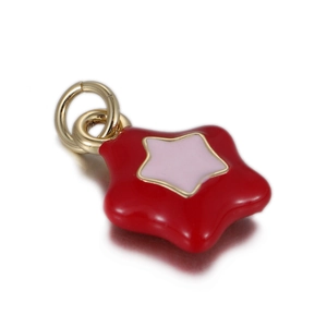 Vue macro d'un pendentif étoile en émail rouge avec centre rose et bords dorés