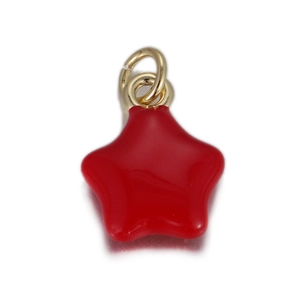 Gros plan d'un petit pendentif étoile rouge avec anneau doré pour création de bijoux