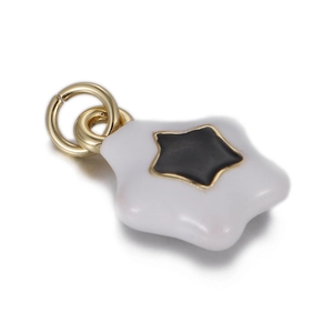 Vue détaillée du pendentif étoile en émail blanc avec bords dorés pour bijoux DIY