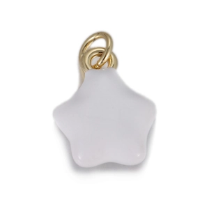 Gros plan d'un mini pendentif étoile blanche avec anneau doré pour bijoux DIY
