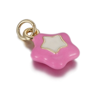 Détail du pendentif étoile en émail rose et blanc avec anneau doré pour bijoux DIY