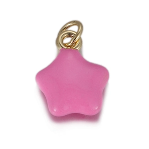 Détail d'un mini pendentif étoile en émail rose avec connecteur à double anneau doré