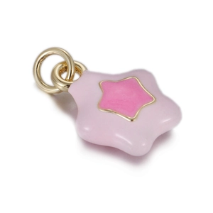 Détail macro du pendentif étoile en émail rose avec bord doré pour colliers et bracelets