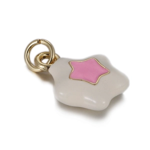 Vue macro du pendentif étoile crème avec centre rose et bord doré pour bijoux DIY