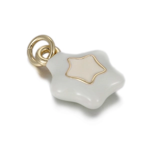 Détail macro du pendentif en forme d'étoile avec émail blanc et anneau en métal doré