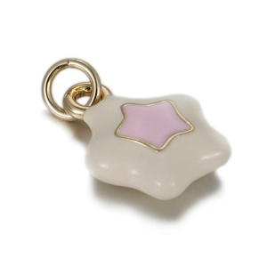 Gros plan d'un pendentif double étoile en émail crème avec un centre rose et doré