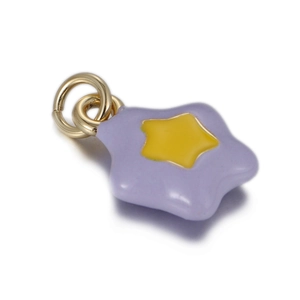 Détail d'un pendentif étoile violet et jaune avec anneaux dorés pour bijoux DIY