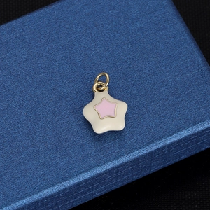 Mignon pendentif étoile en émail blanc avec centre rose et fermoir doré sur écrin bleu