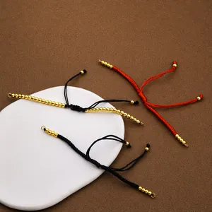 Detail von verstellbaren handgewebten Armbandkordeln mit goldenen Perlen für DIY-Schmuck