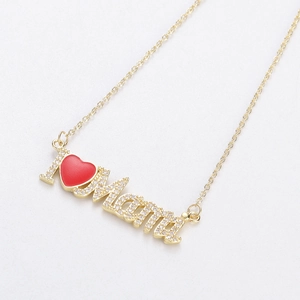 Macro del ciondolo dorato I Love MAMA con cuore in smalto rosso e strass luccicanti