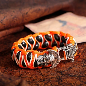 Macro-opname van de schedel metalen gesp op een gevlochten paracord armband