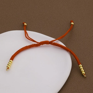 Handgewebtes orangerotes Kordelarmband mit verstellbarem Schiebeverschluss und Goldperlen