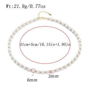 Detailansicht der 6mm Perlen und 3mm Goldperlen mit Karabinerverschluss und Kette