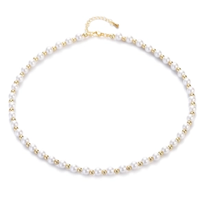 Details einer Perlenkette mit goldenen Perlen und verstellbarem Karabinerverschluss
