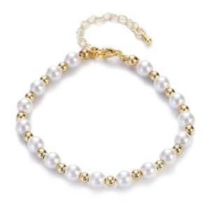 Minimalistisches Perlenarmband mit goldenen Perlen und verstellbarem Verschluss auf Weiß