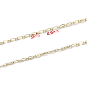 Makro-Detail einer 18K vergoldeten Halskette mit Gliedern von 5mm mal 0,5mm