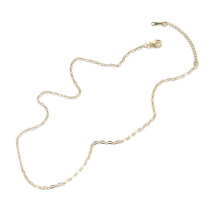 Detail der 18K vergoldeten Rechteck-Gliederkette mit Karabiner und Verlängerung