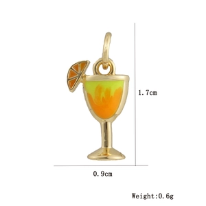 Detailansicht des Cocktailglas-Anhängers mit gelber Emaille und 1,7 cm Höhenmessung