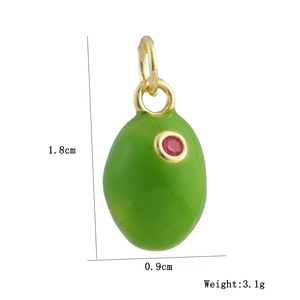 Detailansicht Olivenanhänger mit grüner Emaille und rotem Zirkon, Größe 1,8cm x 0,9cm