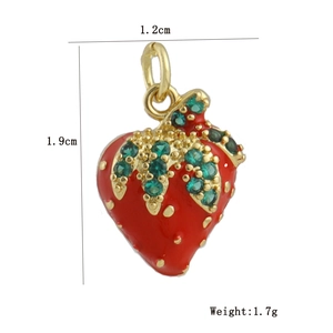 Makroaufnahme von 1,9 cm Erdbeer-Anhänger mit roter Glasur und grünen Zirkonblättern