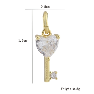 Detailansicht eines 1,5 cm goldenen Schlüsselanhängers mit herzförmigem Kristall
