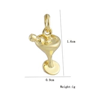 Detaillierte Nahaufnahme eines goldenen Cocktailglas-Anhängers, Maße 1,6 cm x 0,9 cm