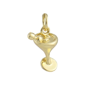 Detail eines goldenen Cocktailglas-Anhängers mit Mini-Flasche für DIY-Schmuck