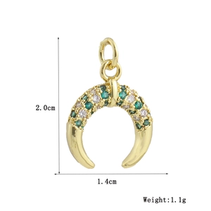 Détail du pendentif corne plaqué or 18k avec zircons verts et blancs sertis