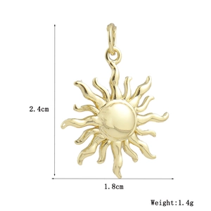 Dettaglio con dimensioni 24mm x 18mm del ciondolo a forma di sole placcato in oro