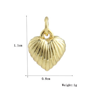 Dettaglio di un ciondolo a cuore dorato da 1,1 cm con trama a righe verticali