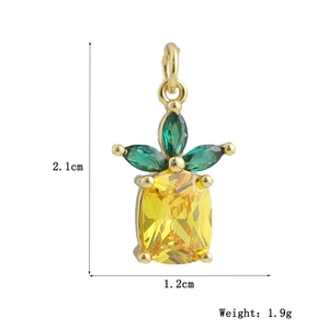 Vue détaillée des dimensions d'un pendentif ananas en or 18k avec cristaux
