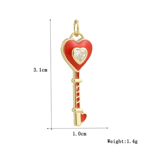 Vue détaillée du pendentif clé cœur plaqué or 18k avec dimensions et poids indiqués