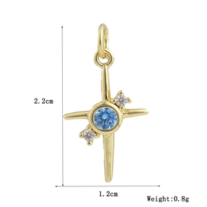 Dettaglio del ciondolo a stella dorato con gemma blu, altezza 2,2 cm e larghezza 1,2 cm