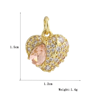 Plan détaillé des tailles d'un pendentif cœur plaqué or 18k avec zircon et cristal
