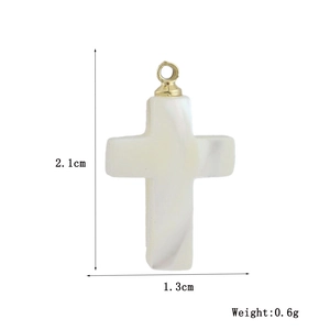 Pendentif croix en nacre blanche avec anneau doré, dimensions 2,1cm par 1,3cm