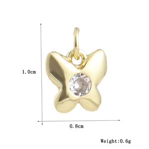 Dettaglio del ciondolo a farfalla placcato oro con zircone bianco e misure esatte