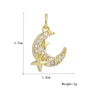Dettaglio pendente a mezzaluna placcato oro con cristalli dimensioni 1,7 cm per 1,3 cm