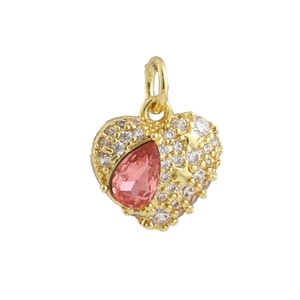 Détail d'un pendentif cœur plaqué or 18 carats avec pierre rose et zircones brillants