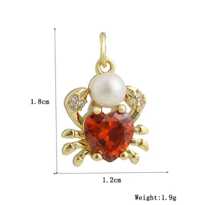 Gros plan détaillé d'un pendentif crabe avec zircon coeur rouge et perle blanche