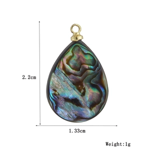 Pendentif en nacre goutte d'eau de 2,2cm sur 1,33cm avec fermoir doré pesant 1g seulement