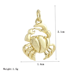 Détail du pendentif crabe doré indiquant les dimensions de 2,1 cm de haut et 1,4 cm de large