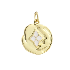 Détail du pendentif cœur plaqué or 18k avec texture martelée et étoile en émail blanc