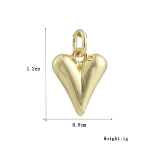 Dettaglio dimensioni e peso di un ciondolo a cuore placcato oro, misura 1,2 cm x 0,8 cm