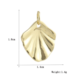 Vue détaillée du pendentif coquillage plaqué or 18k avec dimensions 1,8cm x 1,4cm