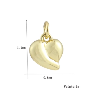 Dettaglio del ciondolo a cuore placcato oro con dimensioni 1,1 cm x 0,8 cm e peso 1g
