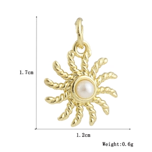 Détail du pendentif soleil plaqué or 18k avec perle montrant les dimensions de 1,7cm