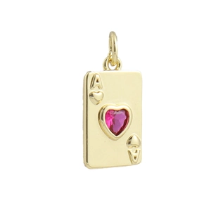Vue macro d'un pendentif as de cœur plaqué or 18k avec une pierre rose en forme de cœur
