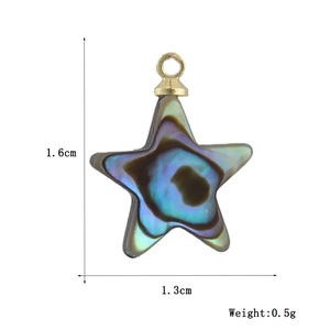 Détail du pendentif étoile en nacre irisante avec dimensions 1,6cm par 1,3cm